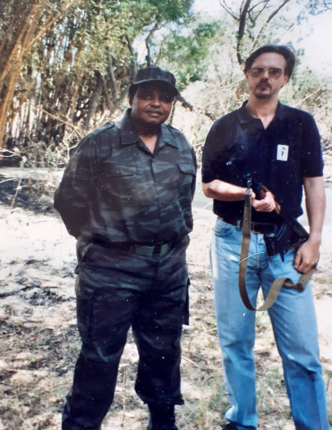 Joe Modise avec un cadre de l'Armée populaire révolutionnaire du Zimbabwe, Jeremy Brickhill, au Zimbabwe, en1980.