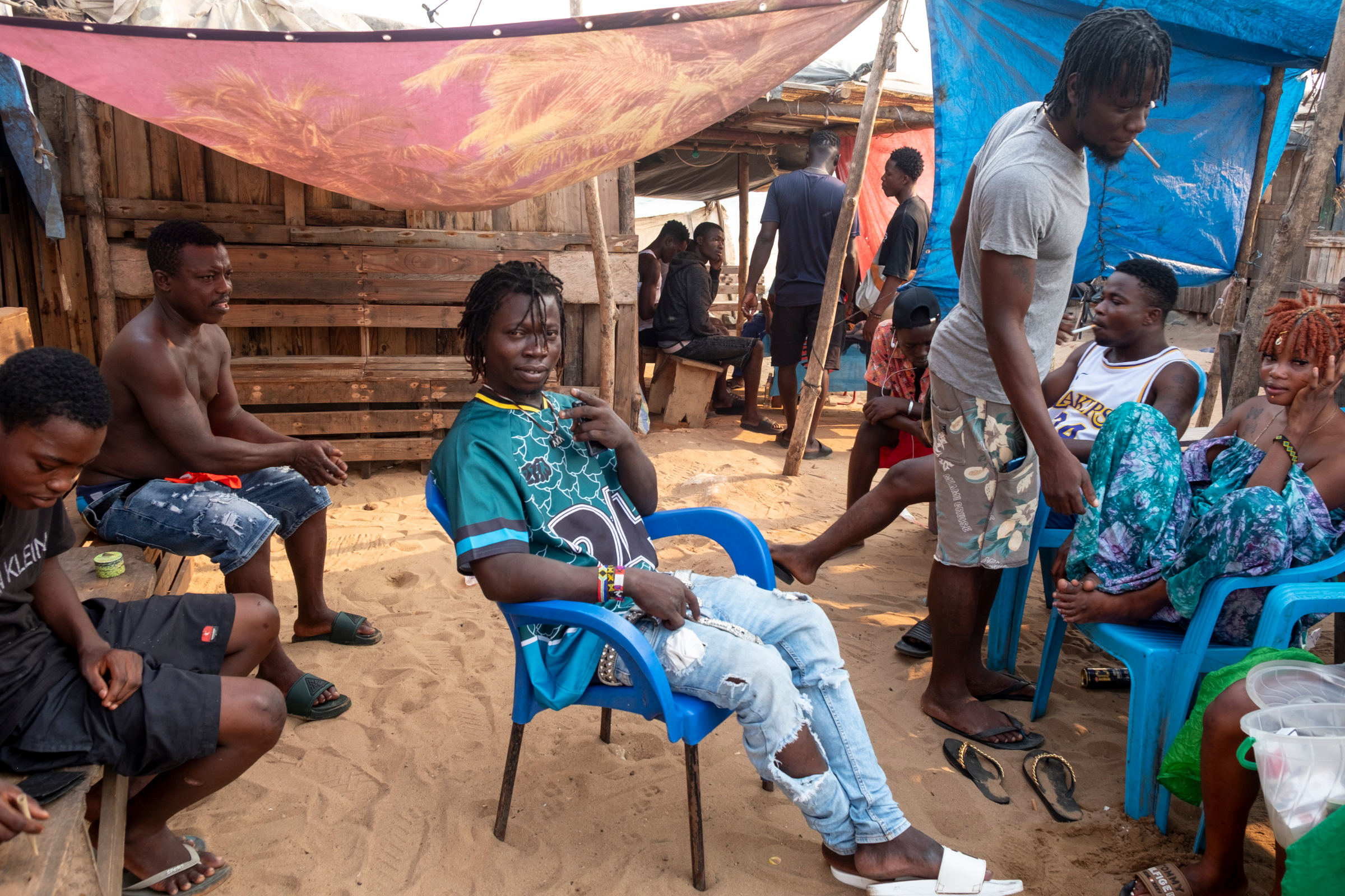 Jeunes habitants de Katanga dans l'espace de socialisation principal du quartier (2025).