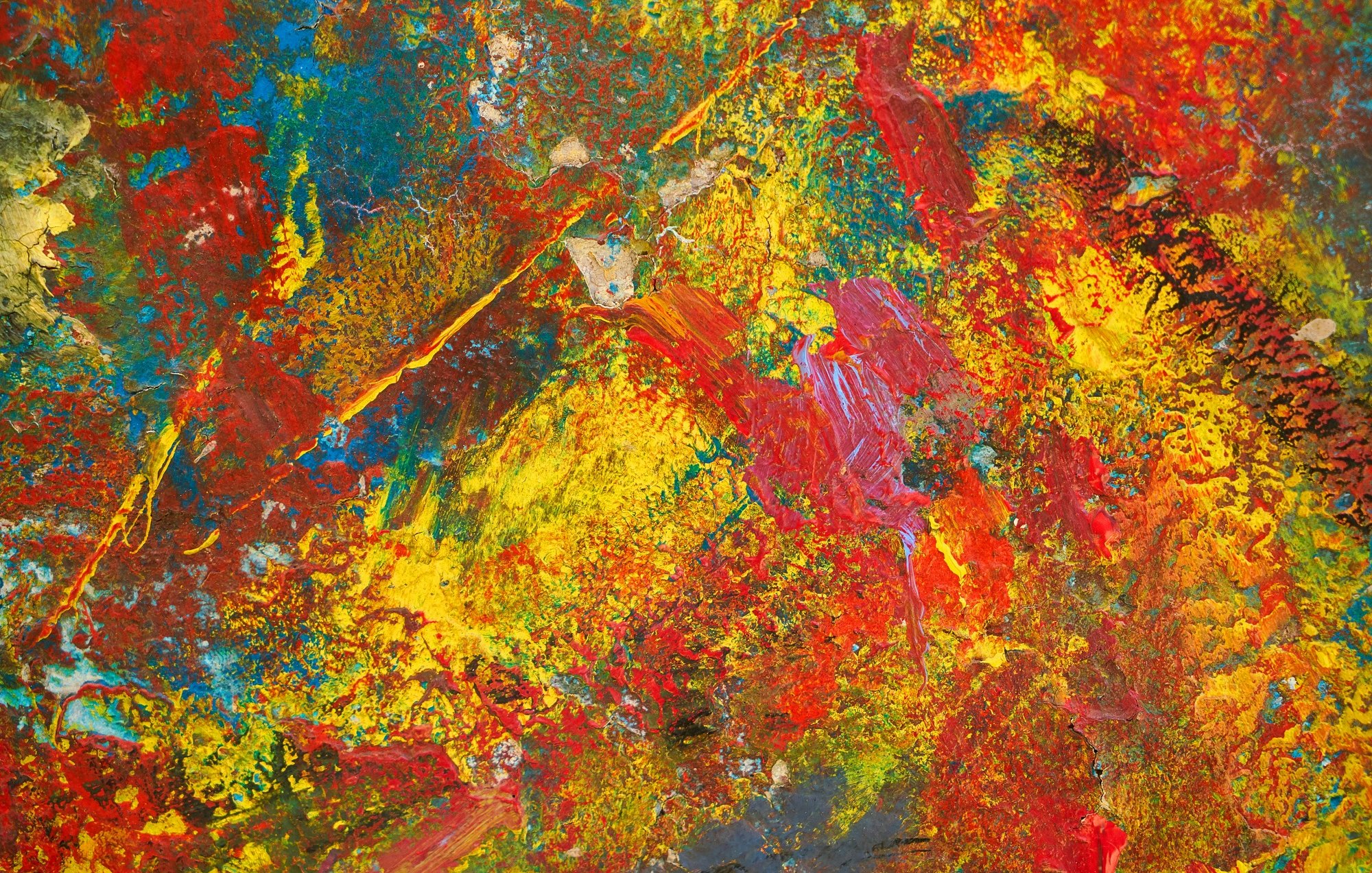 Cette image représente une toile vibrante et abstraite, remplie de couleurs éclatantes et de textures riches. On y trouve des couches de peinture aux teintes de rouge, jaune, bleu et vert, qui se mélangent et se superposent de manière dynamique. Les coups de pinceau sont visibles, créant un effet de mouvement et de profondeur. L'ensemble dégage une sensation d'énergie et d'émotion, invitant le spectateur à explorer chaque nuance et détail. Les couleurs chaudes dominent, apportant une chaleur visuelle, tandis que les touches de bleu et de vert ajoutent un contraste rafraîchissant. C'est une œuvre qui évoque un paysage suggestif, plein de vie et d'imagination.