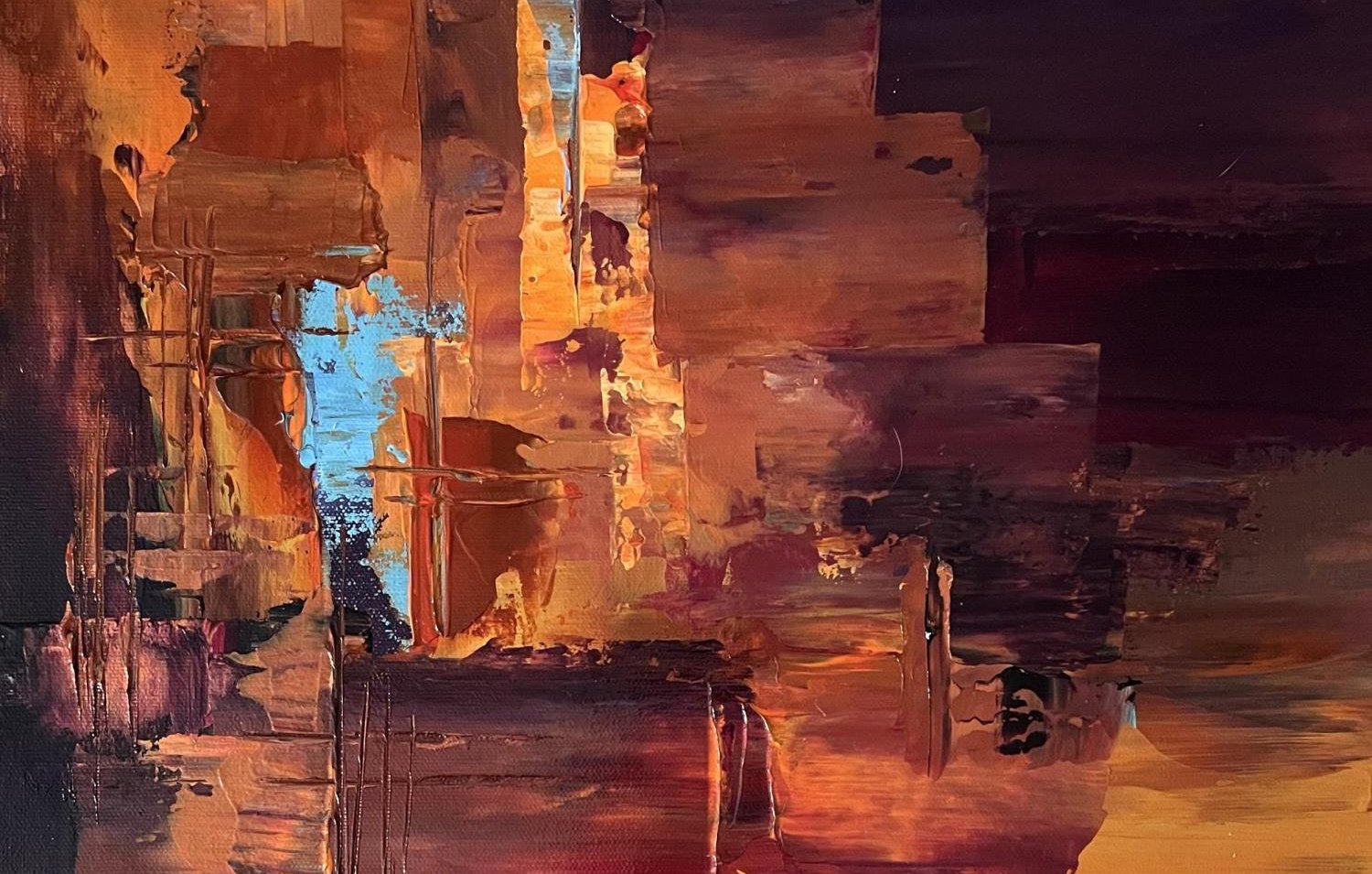 Cette œuvre abstraite présente une palette de couleurs chaudes dominée par des nuances de brun, d'orange et de doré, créant une atmosphère chaleureuse et accueillante. Les coups de pinceau sont à la fois dynamiques et texturés, donnant une impression de mouvement et de profondeur. Des touches de bleu clair se détachent, ajoutant un contraste rafraîchissant et captivant. La composition est structurée, avec des formes rectangulaires qui se superposent et s'entrelacent, évoquant une ville ou un paysage urbain en abstraction. L'ensemble dégage une sensation de mystère et d'émotion, invitant le spectateur à explorer son interprétation personnelle.