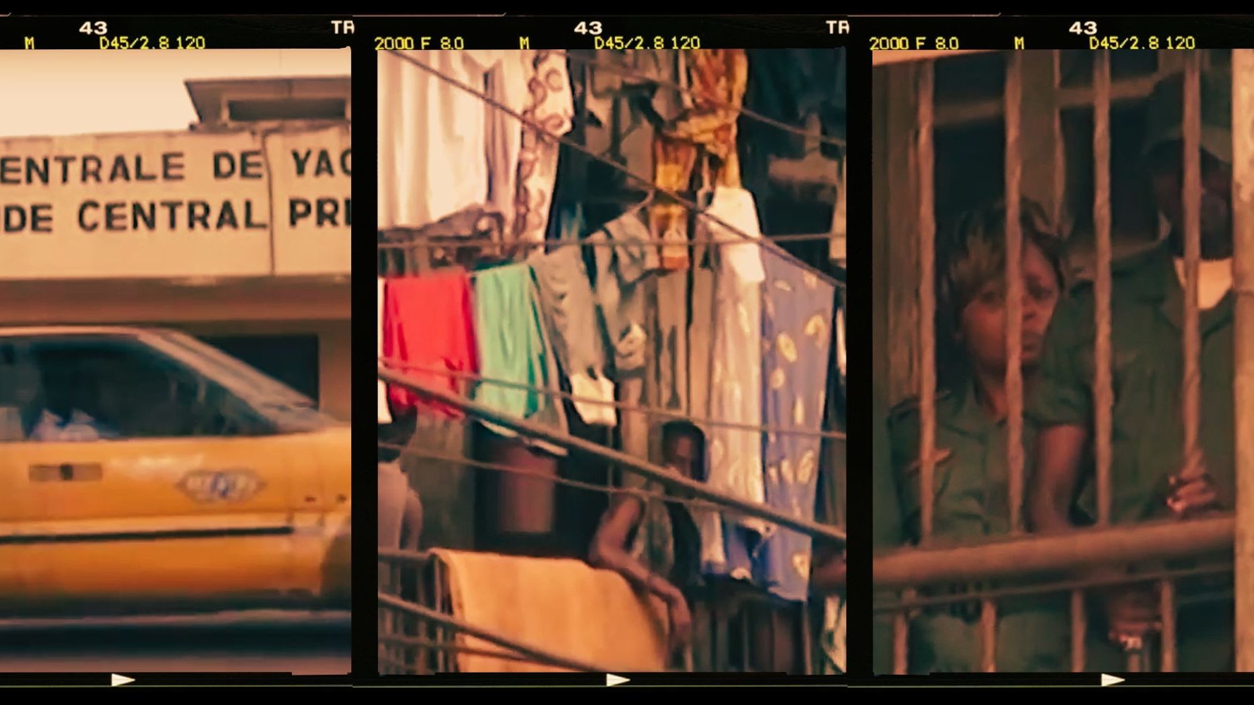 L'image montre une scène urbaine captivante à travers trois panneaux. À gauche, on aperçoit un taxi jaune typique qui passe devant une façade de bâtiment où est inscrit "Centrale de Yaoundé". Au centre, des vêtements colorés sont accrochés à des cordes à linge, flottant légèrement au vent, ce qui suggère une ambiance vivante et familière. À droite, une jeune personne observe depuis derrière des barreaux, ajoutant une touche d'intimité à la scène. L'ensemble évoque la vie quotidienne dans une ville, mêlant mouvement et moments de pause.