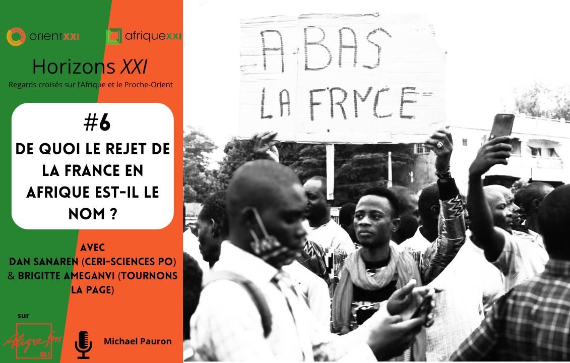 Cette image représente une scène dynamique d'un rassemblement ou d'une manifestation. Au centre, on peut voir une personne levant une pancarte où il est écrit en grands caractères "ABAS LA FRYCE". Les participants autour semblent mobilisés et engagés dans la discussion ou l'action. En arrière-plan, on aperçoit des bâtiments et une foule, ce qui donne une impression de mouvement et d'énergie collective. En bas de l'image, il y a un encart présentant le numéro de l'événement, un titre en lien avec le sujet du rejet de la France en Afrique, ainsi que des noms de participants et un logo. L'ambiance générale est celle d'une mobilisation sociale autour d'un thème important.