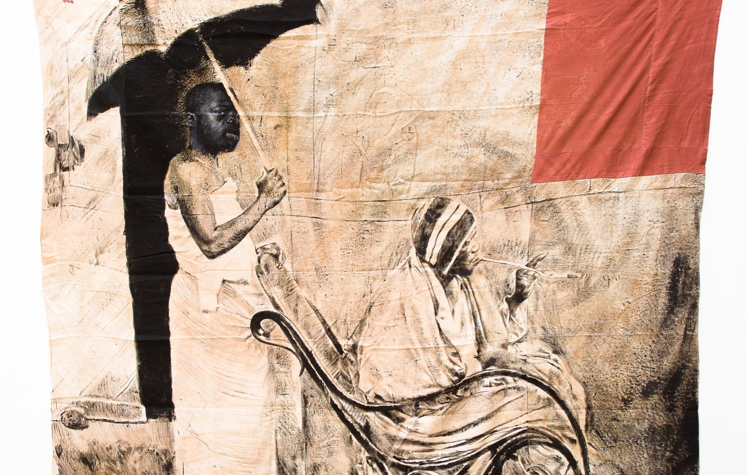 Cette image représente une œuvre d'art textile au style très distinctif. On y voit une grande toile qui illustre une scène mettant en avant deux figures humaines. À gauche, une personne se tient debout, un parapluie à la main, semblant protéger l'autre figure, qui est assise sur une sorte de chaise ou de banc. Celle-ci est vêtue d'une robe claire et semble plongée dans ses réflexions ou en train de lire. L'arrière-plan, plutôt neutre, est rehaussé de touches de couleur rouge dans le coin supérieur droit, ajoutant une dimension intéressante à la composition. Le contraste entre les couleurs et les textures crée une atmosphère à la fois contemplative et engageante.