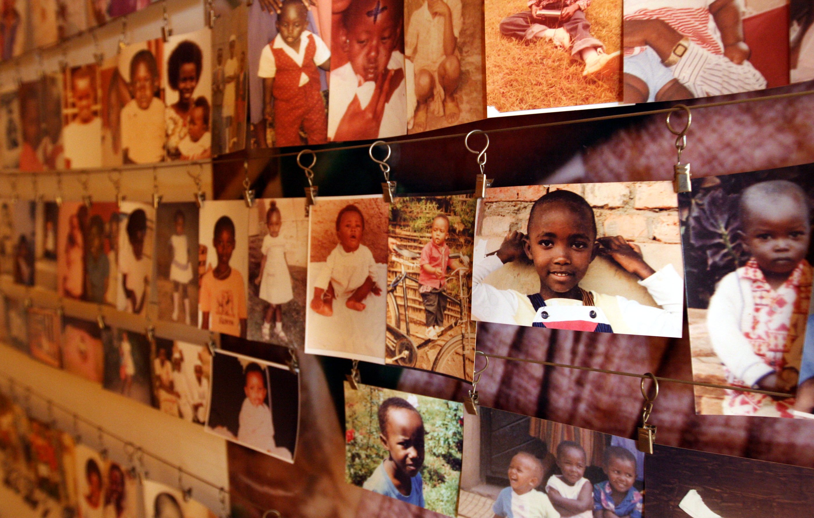 L'image montre un grand mur couvert de nombreuses photos accrochées avec des pinces. Ces images, en couleur et en noir et blanc, illustrent des enfants de différents âges, principalement des jeunes enfants. Les visages des enfants expriment souvent des sourires ou des poses amusantes. Les photos sont en désordre, ce qui crée une scène vivante et nostalgique, évoquant des souvenirs d'enfance. Le fond est neutre, permettant aux photos de se démarquer et de raconter des histoires individuelles de joie et d'innocence.