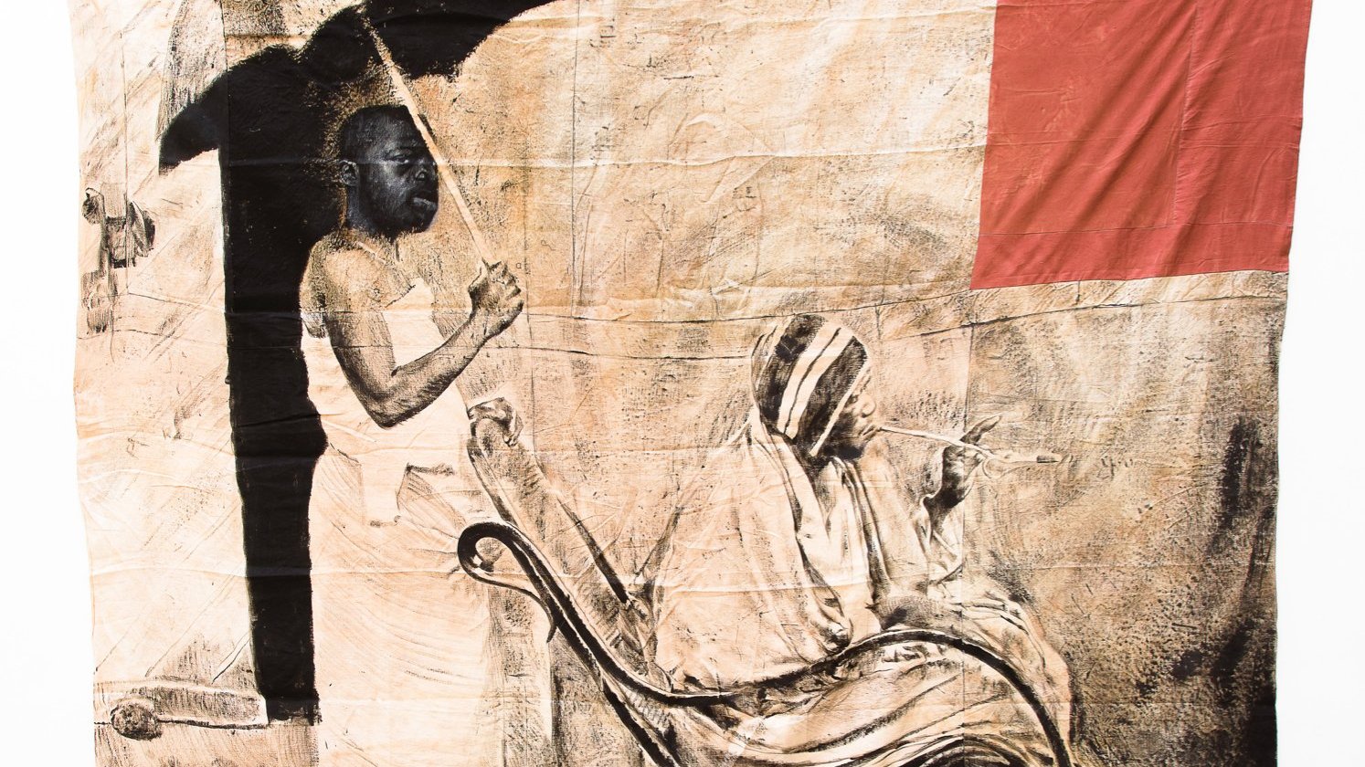 Cette image représente une œuvre d'art textile au style très distinctif. On y voit une grande toile qui illustre une scène mettant en avant deux figures humaines. À gauche, une personne se tient debout, un parapluie à la main, semblant protéger l'autre figure, qui est assise sur une sorte de chaise ou de banc. Celle-ci est vêtue d'une robe claire et semble plongée dans ses réflexions ou en train de lire. L'arrière-plan, plutôt neutre, est rehaussé de touches de couleur rouge dans le coin supérieur droit, ajoutant une dimension intéressante à la composition. Le contraste entre les couleurs et les textures crée une atmosphère à la fois contemplative et engageante.