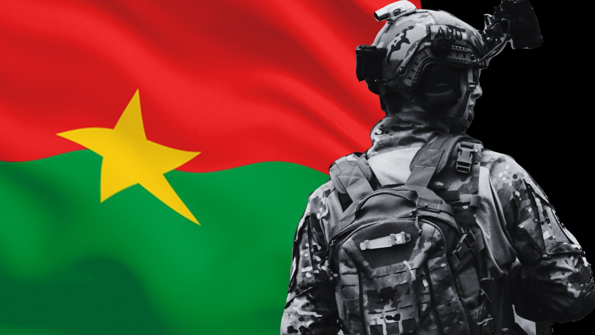 L'image montre un soldat de dos, vêtu d'un uniforme de camouflage, avec un sac à dos. En arrière-plan, se trouve le drapeau du Burkina Faso, qui est composé de bandes horizontales rouges et vertes avec une étoile jaune au centre. Le soldat est positionné de manière à mettre en valeur le drapeau, symbolisant probablement la fierté nationale ou le service militaire.