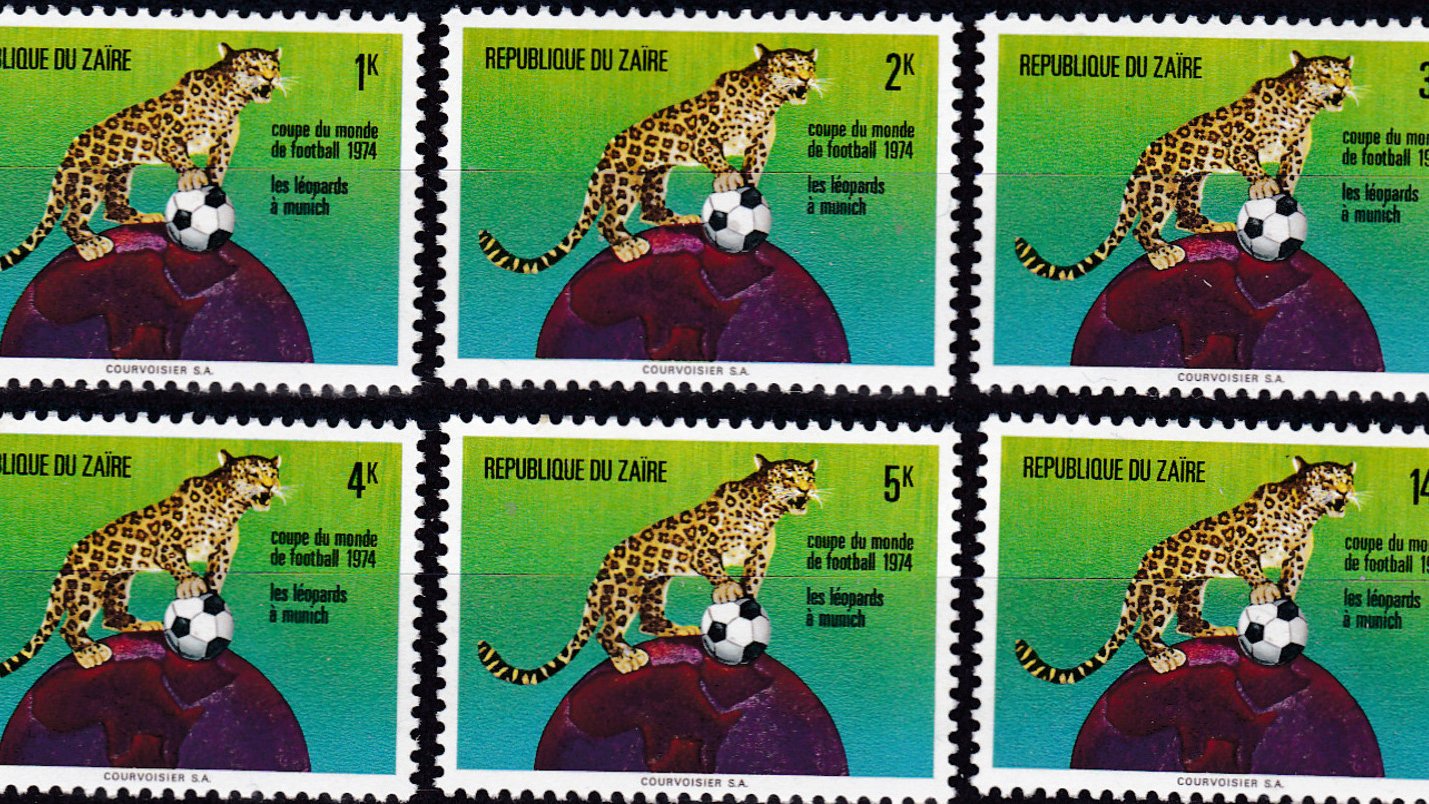 Cette image présente une série de timbres représentant un léopard sur un globe terrestre, avec un ballon de football à ses pieds. Chaque timbre est de couleur vibrante, avec un fond dégradé allant du vert au bleu. Le léopard est illustré de manière réaliste, positionné fièrement, symbolisant la force et l'agilité. Les timbres sont numérotés de 1 à 6, indiquant des valeurs différentes, et portent l'inscription "République du Zaire" ainsi que la mention de la Coupe du Monde de football de 1974. L'ensemble crée une ambiance dynamique et festive en célébrant cet événement sportif majeur.