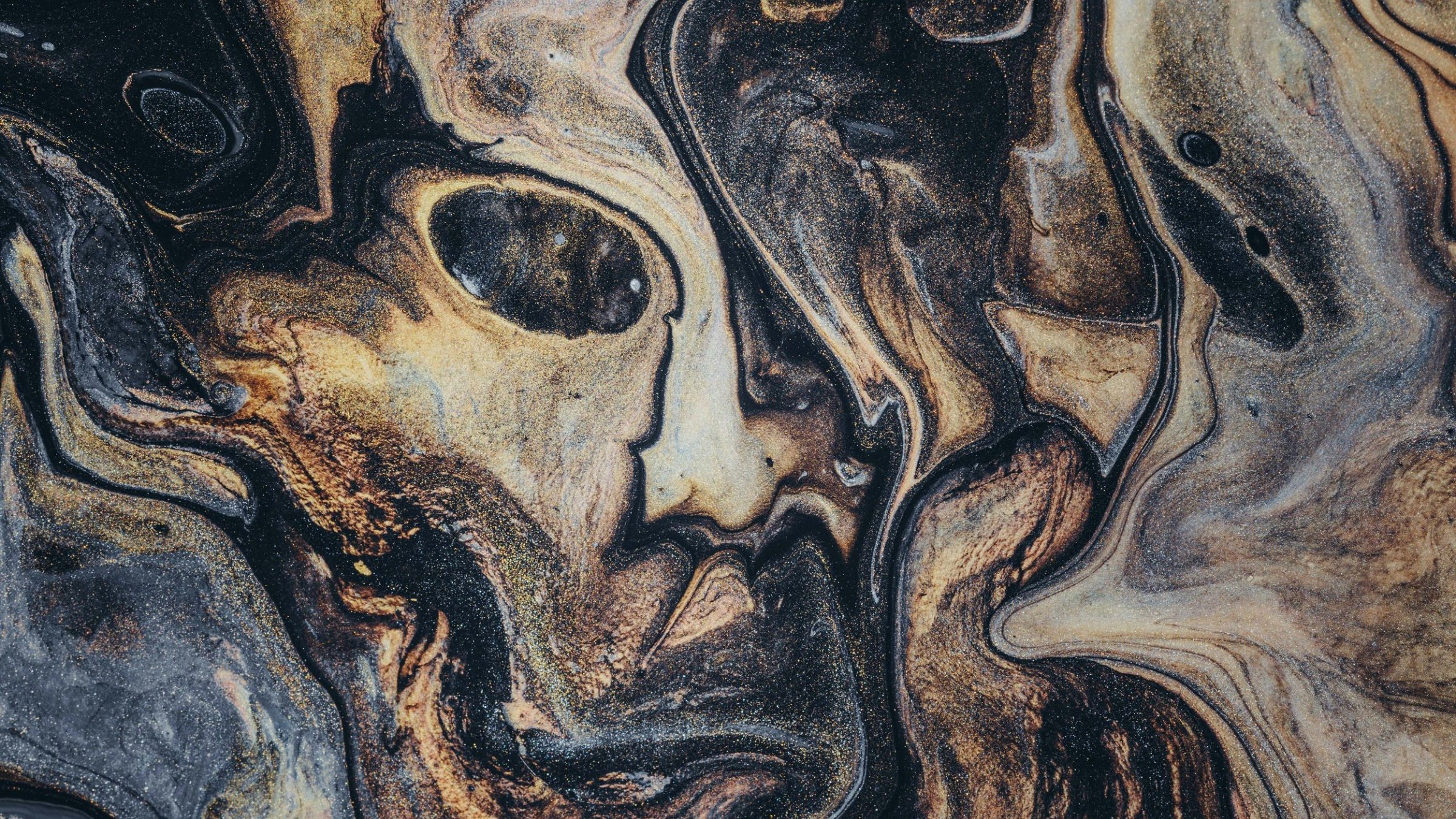 L'image présente un motif abstrait et fluide, où les couleurs noir, or et brun s'entrelacent de manière sinueuse. On peut presque percevoir des formes humaines dans ce mélange, évoquant des visages ou des silhouettes cachés dans la texture. Les lignes sont tourbillonnantes et créent une dynamique qui capte l'attention, semblant vibrer comme si elles prenaient vie. L'ensemble dégage une atmosphère mystérieuse et intrigante, invitant à l'exploration des détails et des effets de couleur.