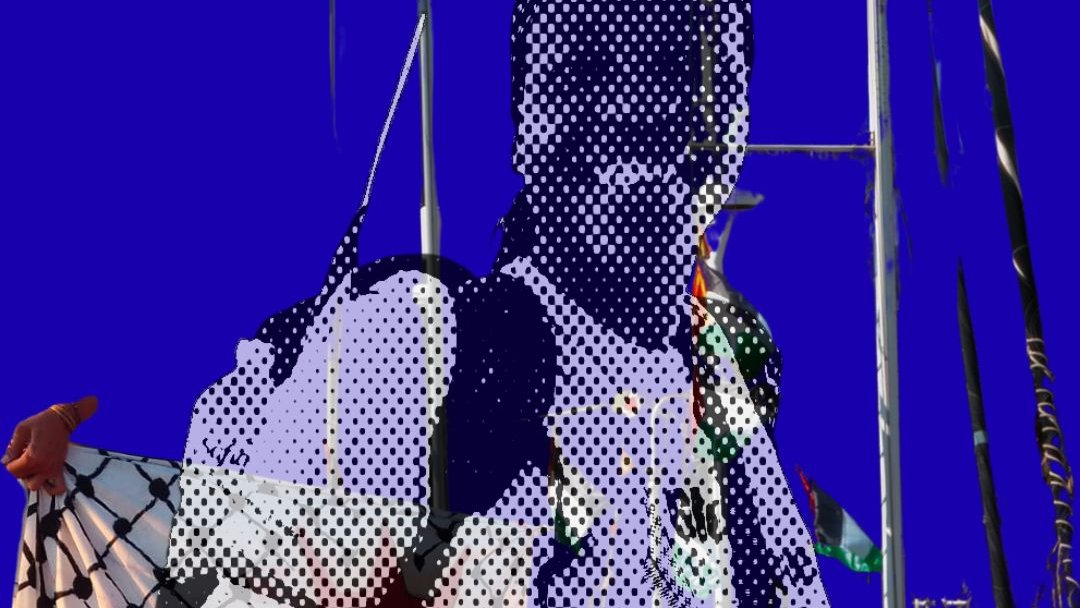 L'image représente une scène maritime vibrante. Au premier plan, un homme se tient avec une expression déterminée, portant un sac sur son dos. Il est entouré de voiliers qui se dressent majestueusement en arrière-plan. Le fond est coloré dans un bleu intense, créant un fort contraste avec les éléments de la scène. Des filets de pêche, symboliques des activités maritimes, ajoutent une texture intéressante à l'image. Les détails des bateaux et des drapeaux flottants évoquent une ambiance dynamique et vivante, typique d'un port animé.