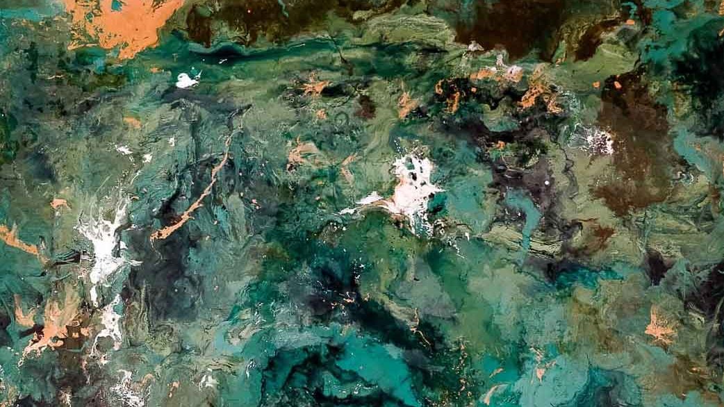 L'image présente une abstraction riche en couleurs et textures. On y voit des variations de vert, allant du vert émeraude au vert plus sombre, mélangées à des touches de noir et de brun. Des éclaboussures blanches créent un contraste, évoquant un mouvement fluide à travers la composition. L'ensemble ressemble à une vue aérienne d'un paysage naturel, avec des motifs organiques évoquant des formations rocheuses ou des rivières. Cette œuvre invite à l'imagination, suggérant une profondeur et une complexité visuelle.