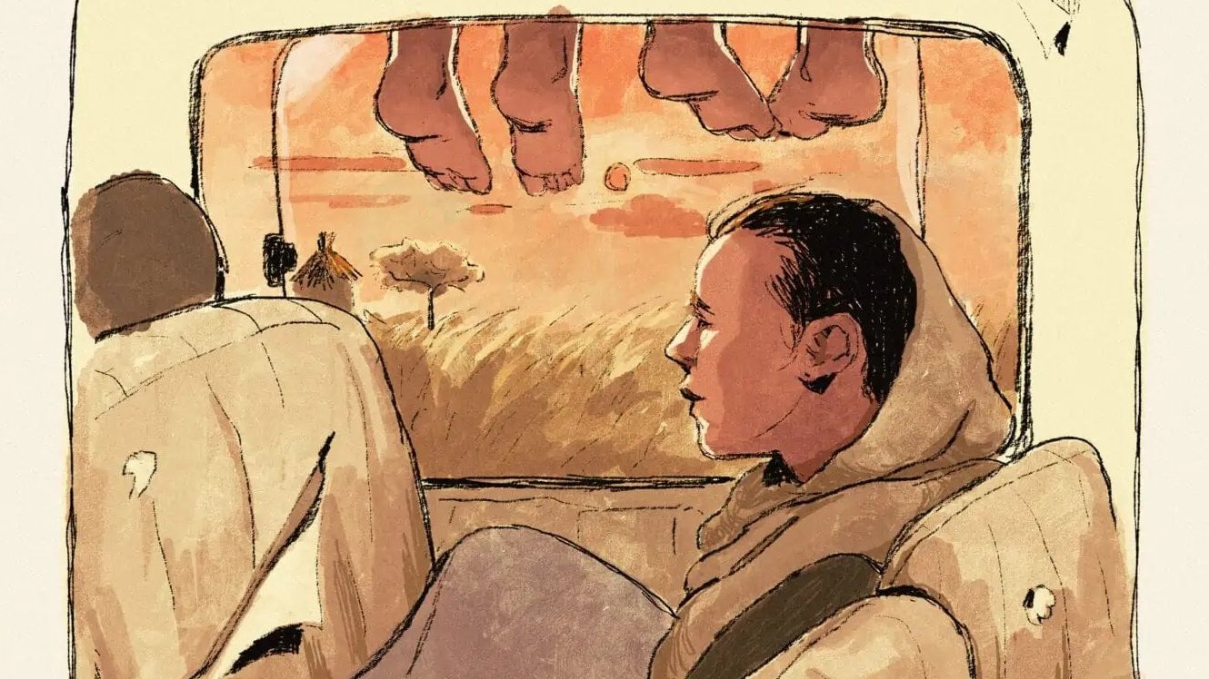 Imaginez une scène à l'intérieur d'un véhicule, où une personne, intégralement un peu floue, est assise dans un siège. Elle est enveloppée dans un vêtement qui semble comme un plaid ou une couverture. À l'extérieur, à travers une fenêtre, on aperçoit un paysage de coucher de soleil avec des teintes chaudes d'orange et de jaune. La silhouette d'une maison se dessine au loin, entourée de quelques arbres. En haut de l'image, on voit des pieds qui semblent suspendus, ajoutant une note d'intimité à la scène, comme si d'autres passagers se trouvaient à l'arrière du véhicule. L'atmosphère générale évoque une sensation de voyage, de calme et de contemplation.