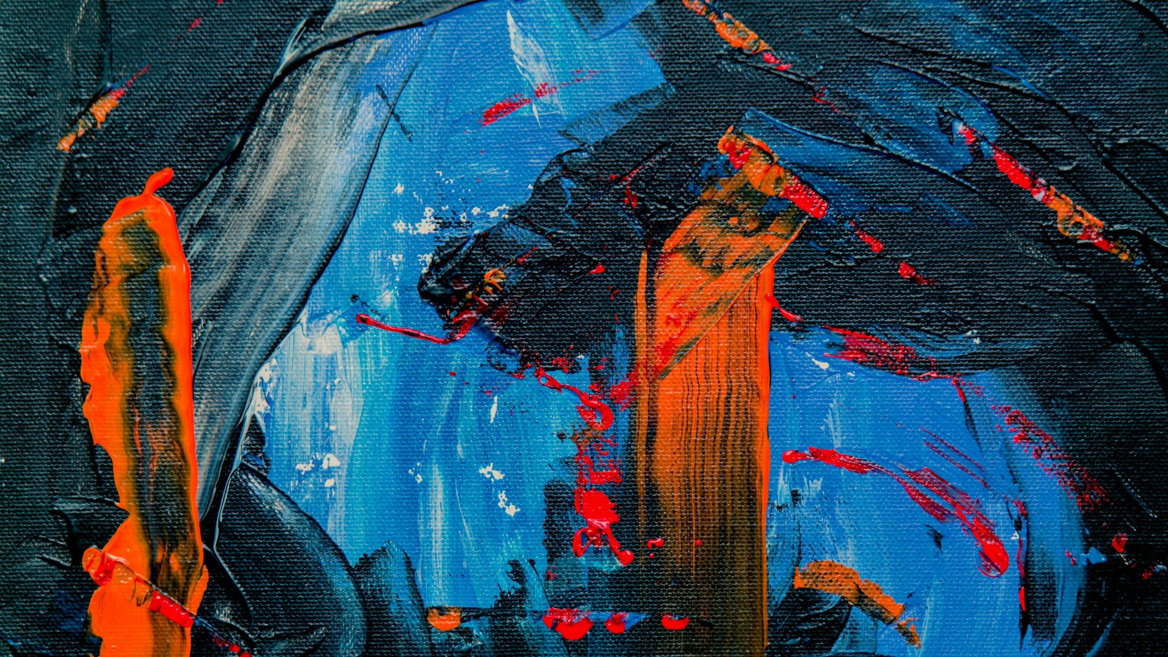 L'image représente une œuvre abstraite peinte sur toile. Les couleurs dominantes incluent des bleus vifs qui évoquent des émotions de profondeur et de calme, contrastant avec des touches de noir qui apportent une certaine intensité. Des traînées d'orange et de rouge s'entrelacent, ajoutant une dynamique vive et énergique. Les coups de pinceau sont expressifs, créant des formes fluides qui semblent se déplacer à travers la toile. L'ensemble évoque un sens de l'énergie et du mouvement, invitant le spectateur à ressentir la force et la passion de l'artiste à travers les couleurs et les textures.