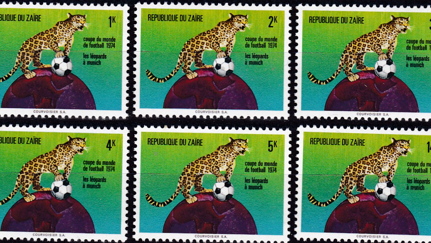 L'image présente une série de timbres-poste provenant de la République du Zaïre, commémorant la Coupe du Monde de football de 1974. Chaque timbre montre un léopard, symbole national, en position fière, perché sur un globe terrestre. Le léopard semble prêt à bondir, et le globe est entouré de couleurs vives, allant du vert au bleu. Les timbres affichent des valeurs différentes : 1K, 2K, 3K, 4K, 5K et 14K, tous ornés de la même illustration, avec le titre "RÉPUBLIQUE DU ZAÏRE" en haut. La scène évoque une célébration du sport et de la fierté nationale, tout en mettant en avant le rôle du football dans la culture.