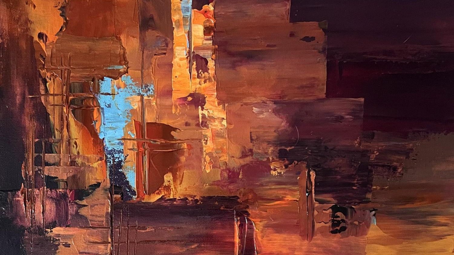 Cette œuvre abstraite présente une palette de couleurs chaudes dominée par des nuances de brun, d'orange et de doré, créant une atmosphère chaleureuse et accueillante. Les coups de pinceau sont à la fois dynamiques et texturés, donnant une impression de mouvement et de profondeur. Des touches de bleu clair se détachent, ajoutant un contraste rafraîchissant et captivant. La composition est structurée, avec des formes rectangulaires qui se superposent et s'entrelacent, évoquant une ville ou un paysage urbain en abstraction. L'ensemble dégage une sensation de mystère et d'émotion, invitant le spectateur à explorer son interprétation personnelle.