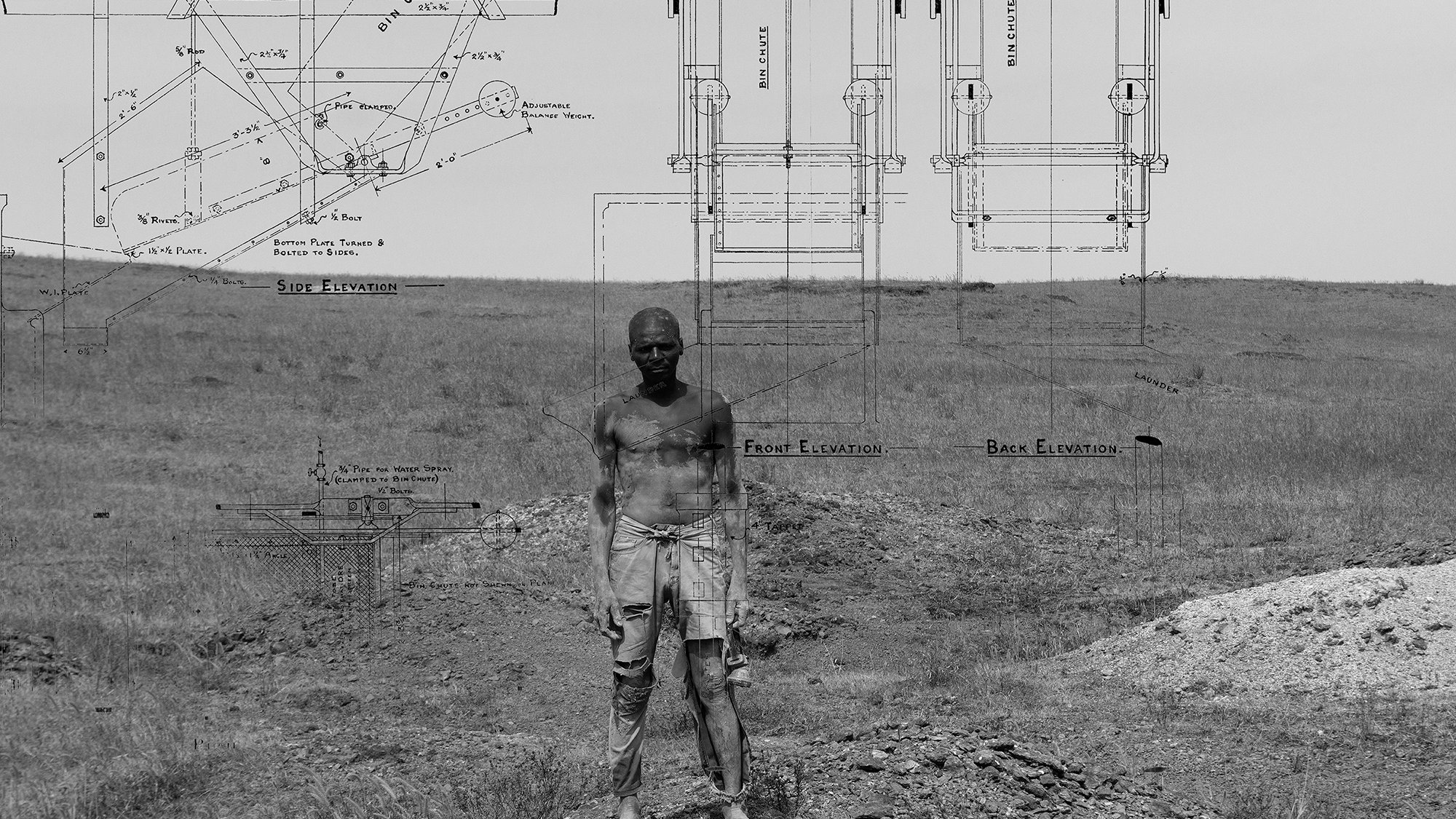 L'image en noir et blanc présente un homme nu, debout sur un terrain accidenté et aride. Il semble être en milieu rural, entouré de terres sèches, avec quelques monticules de terre autour de lui. À l'arrière-plan, on aperçoit des esquisses techniques en superposition, illustrant des plans et des élévations d'une structure. Ces schémas ajoutent une dimension conceptuelle à la scène, suggérant une connexion entre l'homme et un projet architectural ou mécanique. L'ensemble émane une atmosphère contemplative et industrielle, où le corps humain se confronte à des idées de construction et de conception.
