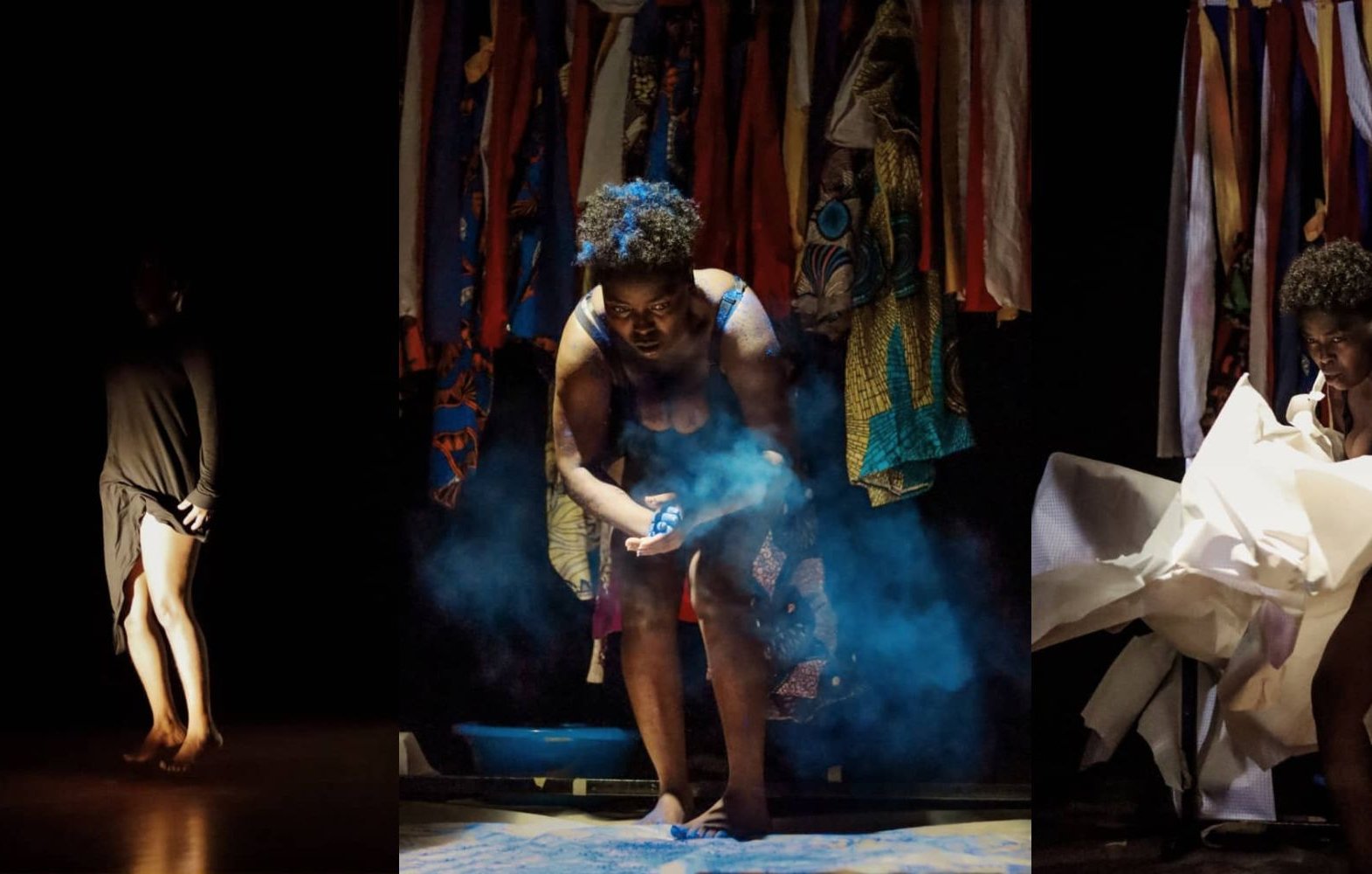 L'image présente une scène de performance artistique en trois parties. À gauche, on voit une silhouette sombre d'une danseuse, légèrement éclairée, qui se tient debout, les jambes nues, suggérant une posture pensive ou introspective. Au centre, une autre danseuse est en action, entourée de fumée, en train de manipuler des objets, évoquant une intensité émotionnelle et une interaction avec l'espace. Enfin, à droite, la danseuse semble déchirer des morceaux de tissu, exprimant un mouvement dynamique et presque chaotique. En arrière-plan, une tapisserie colorée de tissus suspendus ajoute une texture visuelle riche et un contraste vibrant à la scène sombre. L'ensemble crée une atmosphère à la fois intime et expressive, transmettant des émotions variées à travers le mouvement et la présence corporelle.