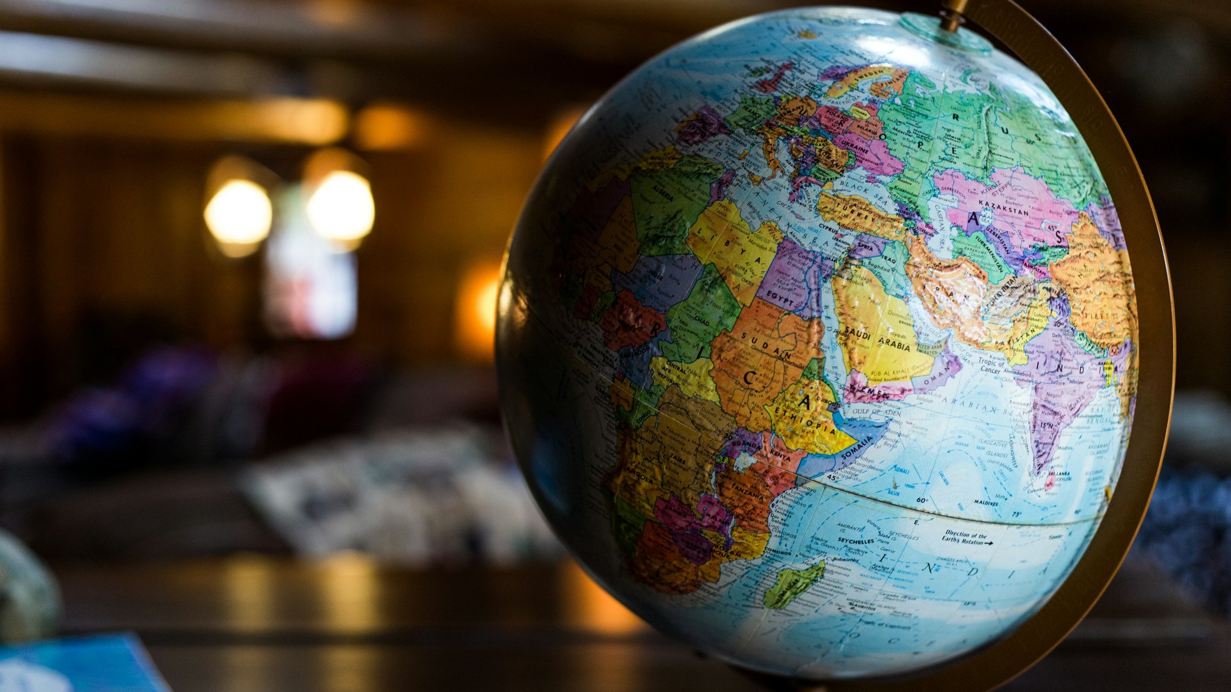 L'image présente une carte de l'Afrique, avec des contours des pays dessinés de manière précise. Les noms des pays comme le Niger, le Mali, et le Nigéria sont inscrits en lettres noires sur un fond beige. La lumière tamisée crée des ombres qui ajoutent une profondeur à la carte, suggérant peut-être un aspect ancien ou une texture de papier. Les frontières entre les pays sont visibles, indiquant les différentes régions historiques et géographiques du continent africain.