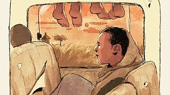 Imaginez une scène à l'intérieur d'un véhicule, où une personne, intégralement un peu floue, est assise dans un siège. Elle est enveloppée dans un vêtement qui semble comme un plaid ou une couverture. À l'extérieur, à travers une fenêtre, on aperçoit un paysage de coucher de soleil avec des teintes chaudes d'orange et de jaune. La silhouette d'une maison se dessine au loin, entourée de quelques arbres. En haut de l'image, on voit des pieds qui semblent suspendus, ajoutant une note d'intimité à la scène, comme si d'autres passagers se trouvaient à l'arrière du véhicule. L'atmosphère générale évoque une sensation de voyage, de calme et de contemplation.