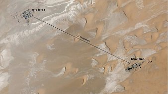 Cette image est une carte satellite des deux sites de la prison de Koro Toro, situés dans la région de Borkou au Tchad. On voit une étendue désertique avec des dunes de sable clair et des zones rocheuses. Les deux complexes de la prison, désignés comme Koro Toro 1 et Koro Toro 2, sont indiqués par des marqueurs. Koro Toro 2 est situé à l'ouest, tandis que Koro Toro 1 se trouve à l'est, séparés par une distance d'environ 1,3 kilomètre. En bas de l'image, il y a une échelle qui montre que la distance totale est de 200 mètres, et une orientation indiquant le nord. L'image a été prise le 4 mai 2023.