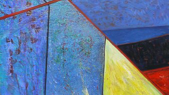 L'image présente une composition abstraite composée de formes géométriques aux couleurs vibrantes. On peut y distinguer des sections de bleu profond, évoquant les profondeurs de l'eau, et des touches de rouge vif, représentant peut-être la chaleur ou l'énergie. Des triangles jaunes ajoutent une sensation de luminosité et de dynamisme, tandis que des lignes diagonales en rouge tracent des chemins à travers la toile. L'ensemble dégage une impression de mouvement et d'interaction entre les différentes teintes, créant une atmosphère à la fois harmonieuse et captivante.