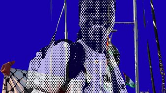 L'image représente une scène maritime vibrante. Au premier plan, un homme se tient avec une expression déterminée, portant un sac sur son dos. Il est entouré de voiliers qui se dressent majestueusement en arrière-plan. Le fond est coloré dans un bleu intense, créant un fort contraste avec les éléments de la scène. Des filets de pêche, symboliques des activités maritimes, ajoutent une texture intéressante à l'image. Les détails des bateaux et des drapeaux flottants évoquent une ambiance dynamique et vivante, typique d'un port animé.