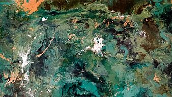 L'image présente une abstraction riche en couleurs et textures. On y voit des variations de vert, allant du vert émeraude au vert plus sombre, mélangées à des touches de noir et de brun. Des éclaboussures blanches créent un contraste, évoquant un mouvement fluide à travers la composition. L'ensemble ressemble à une vue aérienne d'un paysage naturel, avec des motifs organiques évoquant des formations rocheuses ou des rivières. Cette œuvre invite à l'imagination, suggérant une profondeur et une complexité visuelle.