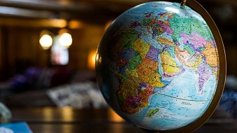 L'image présente une carte de l'Afrique, avec des contours des pays dessinés de manière précise. Les noms des pays comme le Niger, le Mali, et le Nigéria sont inscrits en lettres noires sur un fond beige. La lumière tamisée crée des ombres qui ajoutent une profondeur à la carte, suggérant peut-être un aspect ancien ou une texture de papier. Les frontières entre les pays sont visibles, indiquant les différentes régions historiques et géographiques du continent africain.