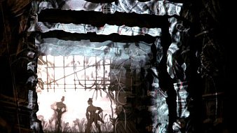 Imaginez une scène immersive où l'obscurité cède lentement la place à des formes délicates et intrigantes. Vous vous trouvez dans un espace structuré, semblable à un tunnel, dont les murs sont texturés, évoquant un rocher ou un vieux bois. Sur ces murs, des projections lumineuses créent des ombres dansantes, représentant des silhouettes de personnages en mouvement. Ces figures semblent interagir avec leur environnement, donnant vie à un récit visuel. Derrière ces silhouettes, on perçoit des éléments naturels, tels que des plantes ou des herbes, ajoutant une dimension organique à l'ensemble. L'atmosphère est à la fois mystérieuse et poétique, invitant à explorer les détails auditifs et tactiles qui pourraient compléter cette expérience. Vous pouvez presque sentir l'air ou l'humidité de l'espace, comme si vous étiez immergé dans un monde chargé de sensations et d'émotions.