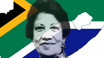 L'image présente une composition graphique : en arrière-plan, on distingue le contour de la carte de l'Afrique du Sud, superposé aux couleurs de son drapeau, avec des motifs verts, noirs, et jaunes. Au premier plan, il y a le portrait d'une femme, semblant souriante, dont le visage est légèrement stylisé dans des tons de gris. Cette image évoque un lien fort avec l'identité sud-africaine et pourrait représenter une figure importante de ce pays.