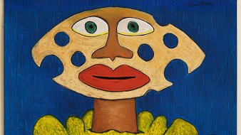 Voici une description de l'image : L'œuvre présente une figure centrale qui ressemble à un champignon stylisé. Le chapeau du champignon est de couleur beige, avec plusieurs trous ronds, évoquant le fromage. Ce chapeau repose sur un tronc brun, tandis que le bas de la figure est entouré de feuilles ou d'une base verte, qui donne une impression de croissance. Le visage est expressif, avec de grands yeux ronds aux pupilles noires, et des lèvres rouges qui ajoutent une touche de vive couleur. Le fond de l'image est d'un bleu intense, créant un contraste saisissant avec les couleurs plus chaudes des personnages. Globalement, l'œuvre dégage une atmosphère ludique et fantaisiste.