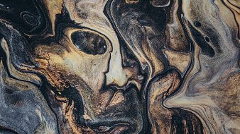 L'image présente un motif abstrait et fluide, où les couleurs noir, or et brun s'entrelacent de manière sinueuse. On peut presque percevoir des formes humaines dans ce mélange, évoquant des visages ou des silhouettes cachés dans la texture. Les lignes sont tourbillonnantes et créent une dynamique qui capte l'attention, semblant vibrer comme si elles prenaient vie. L'ensemble dégage une atmosphère mystérieuse et intrigante, invitant à l'exploration des détails et des effets de couleur.