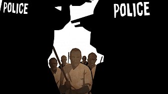 L'image présente deux silhouettes de policiers se faisant face, portant des uniformes avec le mot "POLICE" bien visible à l'arrière. Les policiers tiennent des armes, et l'une des silhouettes semble être en position de confrontation. En arrière-plan, on peut distinguer un groupe de personnes, qui semblent regarder la scène, légèrement floues, suggérant une tension. Le fond est d'un blanc pur, ce qui accentue le contraste avec les silhouettes sombres des policiers et les figures du groupe. L'atmosphère de l'image évoque un moment de tension ou de confrontation.