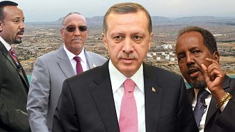 L'image présente plusieurs figures politiques, superposées sur un paysage urbain en arrière-plan. Au centre, un homme portant un costume sombre et une cravate rose, semblant sérieux, représente un leader important. À gauche, un autre homme en costume rayé, se tourne légèrement vers la droite, tandis qu'à droite, un homme avec une chemise noire et des accents blancs souligne un point avec passion. En arrière-plan, on aperçoit une ville, probablement une vue panoramique, suggérant un contexte économique ou politique. Cette composition met en avant l'interaction entre ces dirigeants dans un cadre de discussion ou de réunion.