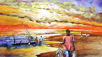 L'image est une peinture vibrante représentant une scène de bord de mer au coucher du soleil. Le ciel est rempli de couleurs chaudes, avec des nuances d'orange, de rose et de violet, qui se reflètent sur l'eau calme. Au premier plan, un homme marche sur la plage, portant des poissons frais dans les bras. Il est vêtu d'un t-shirt rose et de shorts. À l'arrière, on peut apercevoir un bateau de pêche traditionnel amarré près de la plage, et quelques silhouettes de pêcheurs qui travaillent ensemble. L'atmosphère dégage une sensation de calme et de beauté naturelle, évoquant la vie quotidienne dans une communauté côtière.
