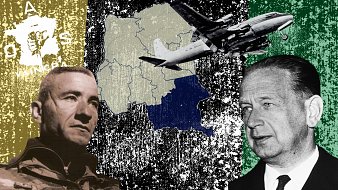 L'image que vous avez devant vous est une composition graphique qui évoque un contexte historique. En arrière-plan, on peut distinguer une carte de l'Afrique centrale, mettant en avant des zones colorées, notamment une partie en bleu. Sur la gauche, un homme en uniforme militaire regarde vers la droite. Son expression semble sérieuse et déterminée. À droite, un autre homme en costume, avec une expression plus calme, est également tourné vers la gauche. Au-dessus de la carte, un avion survole la scène, suggérant un mouvement dans les airs. Le fond est texturé et présente des éléments en noir et blanc, ce qui accentue une atmosphère de gravité et de tension. Dans le coin supérieur gauche, un logo ou un symbole, dont la signification n'est pas précisée, attire également l'attention. Les couleurs vertes, jaunes et rouges des contours de la carte pourraient évoquer le drapeau d'un pays d'Afrique.