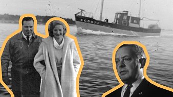 L'image que vous décrivez montre trois éléments principaux. Au centre, il y a deux personnes debout côte à côte : un homme et une femme. L'homme porte un manteau, et la femme est vêtue d'un long manteau clair. Tous deux ont l'air souriant et sont probablement dans un environnement extérieur, suggérant un moment convivial. En arrière-plan, un bateau de pêche navigue sur l'eau. Ce bateau est plutôt simple, avec des lignes classiques, et semble glisser doucement à la surface de l'eau. À droite, il y a également un portrait d'un homme en train de regarder vers l'avant. Son expression est sérieuse, et il semble en réflexion. L'ensemble de la scène donne un sentiment de nostalgie, peut-être évoquant un souvenir d'une époque passé ou d'un moment partagé en plein air.