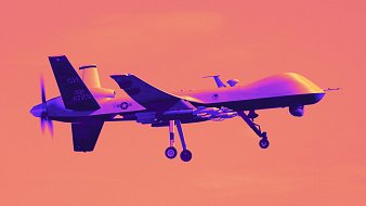 L'image montre un drone militaire en vol, sur fond coloré avec des nuances de rose et violet. Le drone a une silhouette élancée, avec des ailes étendues et une hélice distinctive à l'arrière. Ses couleurs, principalement blanches et grises, contrastent avec l'arrière-plan vibrant. On peut imaginer que le drone est en mission, flottant dans le ciel avec une certaine élégance et une technologie avancée, symbolisant à la fois la puissance et la modernité.