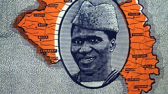 L'image que vous décrivez se compose principalement d'une carte stylisée de la Guinée, avec des contours et des noms de différentes régions. Au centre, il y a un portrait en noir et blanc d'un homme souriant, qui porte un chapeau caractéristique. Ce portrait est entouré d'un cadre ovale, et l'ensemble est mis en valeur par des zones colorées en orange sur la carte, qui semblent indiquer des localités spécifiques. Le fond est constitué de motifs répétitifs, créant une texture visuelle intéressante. Cette image évoque une célébration de la culture guinéenne, mettant en avant à la fois la géographie et une personnalité marquante.