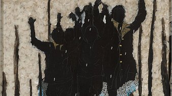 L'image représente une scène artistique où des silhouettes de personnes se dressent avec les bras levés, comme si elles exprimaient de la joie ou de la résistance. Ces silhouettes sont en noir, contrastant avec un arrière-plan texturé et lumineux. Ce dernier est composé de nuances pastel, évoquant des formes de végétation. En bas de l'image, on distingue des motifs évoquant le sol, peut-être des plantes ou des fleurs stylisées, ajoutant une dimension organique à la composition. L'ensemble crée une atmosphère dynamique et vibrante, symbole de force collective.