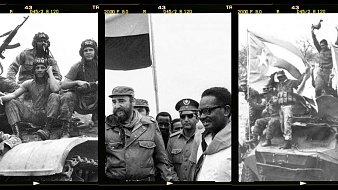 Cette image en trois parties présente des scènes historiques. 1. À gauche, un groupe de soldats est rassemblé autour d'un véhicule militaire. Certains portent des uniformes, d'autres des vêtements civils. Ils affichent des expressions de fierté et de camaraderie. En arrière-plan, on voit un drapeau qui flotte. 2. Au centre, deux hommes se tiennent côte à côte, discutant. L'un d'eux, identifiable par sa barbe et sa casquette, semble être une figure importante. Leur posture suggère une atmosphère de victoire ou de détermination. 3. À droite, une scène dynamique montre des soldats levant un drapeau sur un véhicule militaire. L'ambiance est triomphante, remplie d'énergie et de passion, illustrant un moment de célébration ou de conquête. L'ensemble de ces images évoque des thèmes de lutte, de solidarité et de moments décisifs dans l'histoire.
