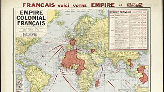 L'image est une carte géographique intitulée "Empire colonial français", qui présente les territoires appartenant à la France dans le monde, ainsi que les routes maritimes qui les relient. La carte est colorée, avec des zones en rouge représentant les colonies françaises, tandis que les autres territoires sont en beige ou en blanc. On peut y trouver l'Afrique, l'Asie, l'Océanie et des parties de l'Amérique. Des flèches rouges indiquent les voies maritimes reliant ces colonies à la métropole. En haut à droite, il y a un tableau qui énumère des informations sur l'empire colonial, telles que le nom des colonies et peut-être des données démographiques ou économiques. Le tout est entouré d'une bordure décorative et d'autres éléments graphiques, donnant à la carte un aspect à la fois informatif et esthétique.