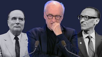 L'image montre un homme au centre, en train de réfléchir, avec une main posée sur son menton. Il porte des lunettes et un vêtement sombre, se tient devant deux microphones. À gauche, on voit une photo en noir et blanc d'un homme en costume, tandis qu'à droite, une autre photo montre un homme portant des lunettes avec un signe distinctif, également en noir et blanc. L'arrière-plan est d'un bleu profond, ce qui met en valeur les figures autour de l'homme central, qui semble pensif et préoccupé.