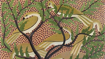 L'image représente un arbre aux branches luxuriantes, où plusieurs oiseaux sont perchés. Les oiseaux, aux teintes dorées et vertes, se fondent harmonieusement dans le feuillage. Les feuilles de l'arbre sont bien tracées, avec des nuances de vert qui ajoutent de la profondeur. En arrière-plan, un motif textured de petits points rouges et violets crée un contraste vibrant avec les couleurs douces des oiseaux et des feuilles. L'ensemble dégage une ambiance chaleureuse et joyeuse, évoquant la nature et la sérénité.