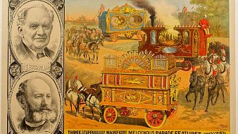 L'image présente une affiche colorée et vibrante de "Barnum & Bailey, le plus grand spectacle de la terre". Les couleurs dominantes sont le rouge, le jaune et le bleu. Au centre, on aperçoit une locomotive ornée, tirant une magnifique charrette décorée, qui semble être en mouvement, encadrée par des spectacles de musiciens et de cavaliers.Sur les côtés, il y a deux portraits de personnages, probablement des fondateurs ou des figures emblématiques du cirque, avec des expressions joviales. Le texte, en lettres stylisées, met en avant les caractéristiques exceptionnelles du spectacle, avec des mentions de musique mélodieuse et d'attractions grandioses. L'ensemble respire la magie et l'excitation d'un grand spectacle, promettant une expérience inoubliable pour les visiteurs.