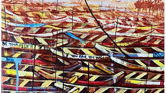 Cette image présente une scène colorée et vibrante de plusieurs bateaux disposés de manière délicate sur l'eau. Les bateaux, peints dans des teintes de rouge, bleu et jaune, sont alignés, créant un motif harmonieux. En arrière-plan, on peut apercevoir des palmiers se balançant sous un ciel teinté de nuances orange et rose, suggérant un coucher de soleil. Des mots inspirants sont inscrits sur les bateaux, tels que « Be yourself » (Sois toi-même), « Dream big » (Rêve grand), et « Do all things with love » (Fais toutes choses avec amour). Cette composition évoque un sentiment d'espoir et d'encouragement, mettant en avant des messages positifs tout en capturant la beauté d'une scène maritime. L'ensemble dégage une atmosphère de tranquillité et d'inspiration.