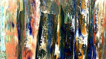 Cette image est une toile abstraite riche en couleurs et en textures. Elle présente des stries verticales et horizontales qui se chevauchent, créant un effet de profondeur. Les couleurs dominantes sont des nuances de bleu, d'or, de vert et de rouge, qui s'entremêlent de manière dynamique. Les coups de pinceau sont visibles et donnent une impression de mouvement, évoquant une sensation de paysage naturel ou de ciel en mouvement. La juxtaposition des couleurs vives et des textures variées invite à une réflexion sur la lumière et l'ombre, offrant une expérience visuelle complexe et captivante.