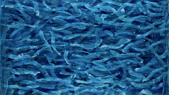 Cette image représente une composition abstraite dominée par des nuances de bleu, allant du clair au foncé. On y trouve des formes fluides et sinueuses qui s'entrelacent, évoquant le mouvement de l'eau ou des vagues. Les coups de pinceau semblent légers et vibrants, créant une sensation de profondeur et de texture. Les lignes se croisent et s'entrelacent, formant un motif dynamique et enchevêtré qui invite à une contemplation attentive et à l'imagination.