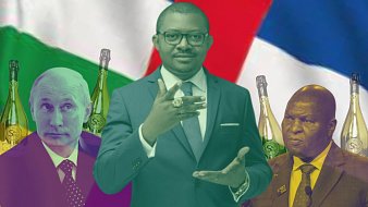 L'image présente un collage coloré. Au centre, un homme en costume sombre fait un geste de la main, semblant s'adresser au public. À gauche, une silhouette qui semble représenter un homme avec des traits distinctifs, accompagné de bouteilles alignées. À droite, une autre figure masculine, également entourée de bouteilles. En arrière-plan, on peut distinguer des motifs de drapeaux, avec des couleurs vives qui créent un contraste. L'ensemble évoque un thème de pouvoir et de conflit, avec des références symboliques aux leaders et à la richesse.