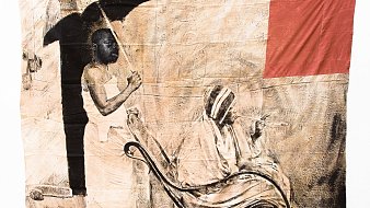 Cette image représente une œuvre d'art textile au style très distinctif. On y voit une grande toile qui illustre une scène mettant en avant deux figures humaines. À gauche, une personne se tient debout, un parapluie à la main, semblant protéger l'autre figure, qui est assise sur une sorte de chaise ou de banc. Celle-ci est vêtue d'une robe claire et semble plongée dans ses réflexions ou en train de lire. L'arrière-plan, plutôt neutre, est rehaussé de touches de couleur rouge dans le coin supérieur droit, ajoutant une dimension intéressante à la composition. Le contraste entre les couleurs et les textures crée une atmosphère à la fois contemplative et engageante.