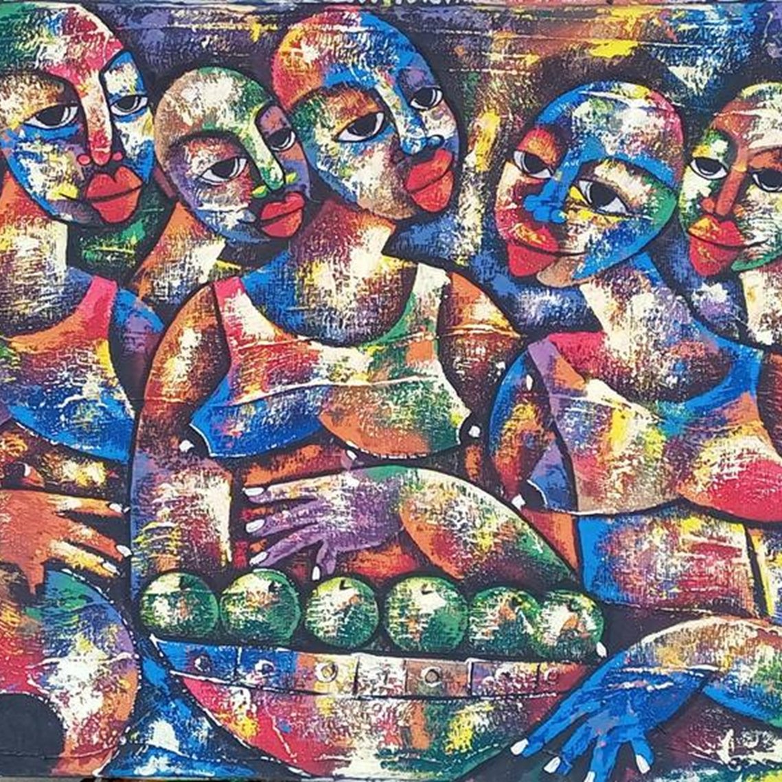 L'image représente un groupe de cinq figures humaines, stylisées et aux traits expressifs. Les personnages sont représentés avec des couleurs vives et des formes abstraites. Les visages affichent des expressions variées, incorporant des nuances de rouge, bleu, vert et jaune. Au centre, on peut voir une grande coupe ou un plat contenant des objets ronds, probablement des fruits. Les figures semblent interagir entre elles, créant une atmosphère chaleureuse et conviviale. L'arrière-plan est également riche en couleurs, ce qui renforce la composition vibrante et dynamique de l'ensemble. Cette œuvre évoque un sentiment de communauté et de partage.